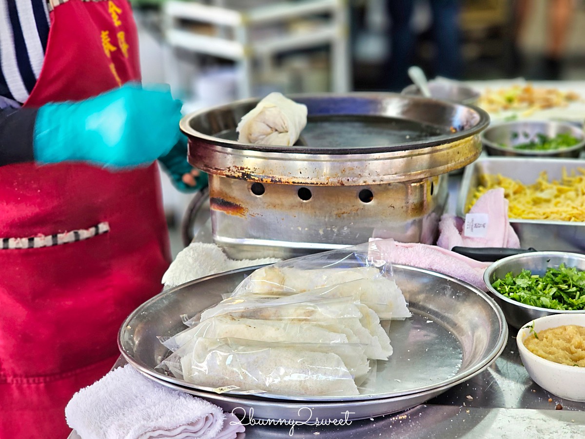台南美食「金得春捲」國華街永樂市場必吃現包潤餅捲，9種配料好澎湃，8種甜度任選 @兔兒毛毛姊妹花
