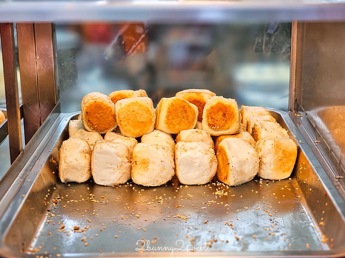 士林夜市美食「大上海生煎包」排隊也要吃的老字號生煎包，三種口味一顆20元買十送一 @兔兒毛毛姊妹花