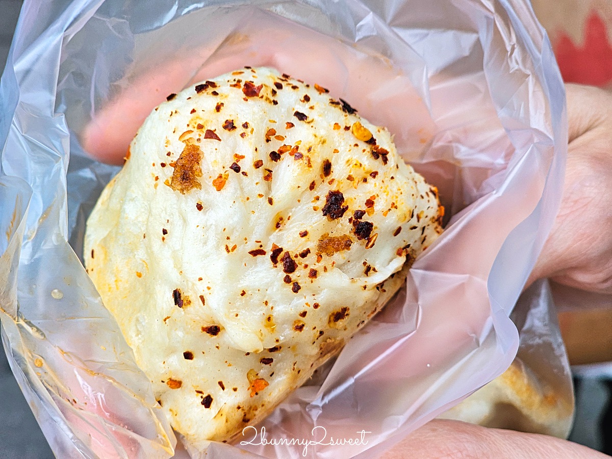 士林夜市美食「大上海生煎包」排隊也要吃的老字號生煎包，三種口味一顆20元買十送一 @兔兒毛毛姊妹花