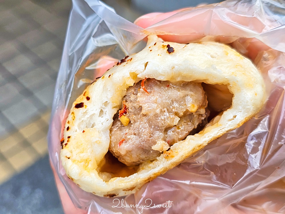 士林夜市美食「大上海生煎包」排隊也要吃的老字號生煎包，三種口味一顆20元買十送一 @兔兒毛毛姊妹花