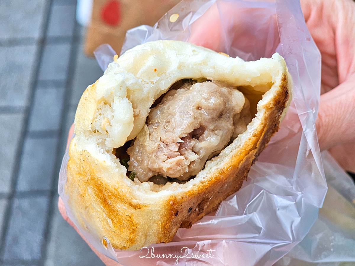 士林夜市美食「大上海生煎包」排隊也要吃的老字號生煎包，三種口味一顆20元買十送一 @兔兒毛毛姊妹花