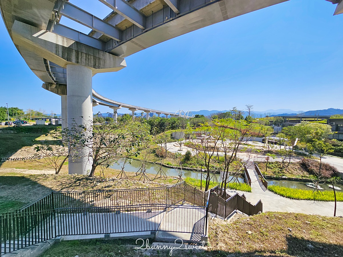鶯歌景點「新北市美術館」蘆葦叢裡的創意綠建築，外圍園區沙坑、戲水池免費玩 @兔兒毛毛姊妹花
