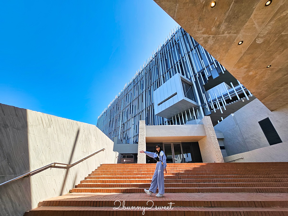 鶯歌景點「新北市美術館」蘆葦叢裡的創意綠建築，外圍園區沙坑、戲水池免費玩 @兔兒毛毛姊妹花