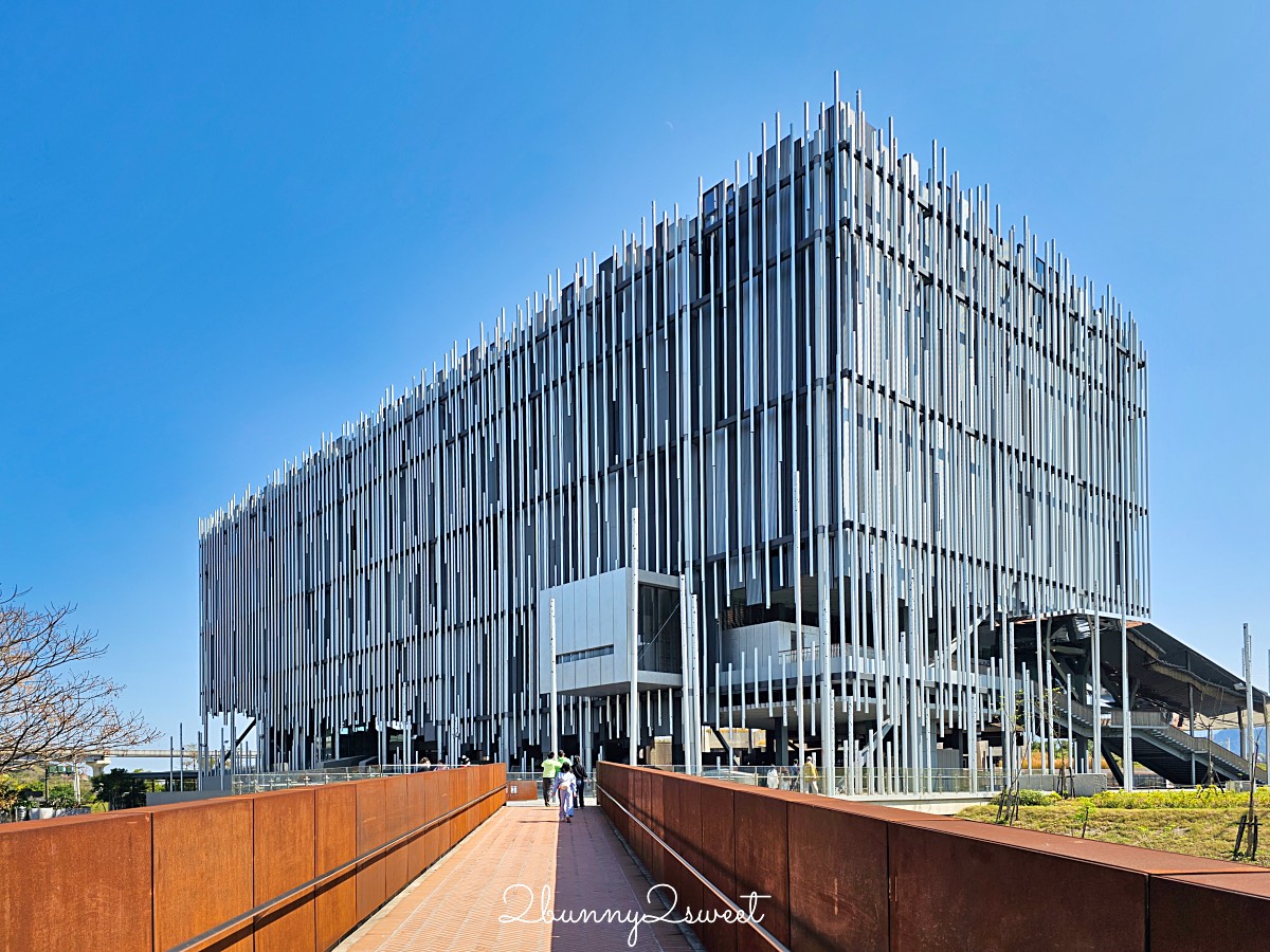 鶯歌景點「新北市美術館」蘆葦叢裡的創意綠建築，外圍園區沙坑、戲水池免費玩 @兔兒毛毛姊妹花