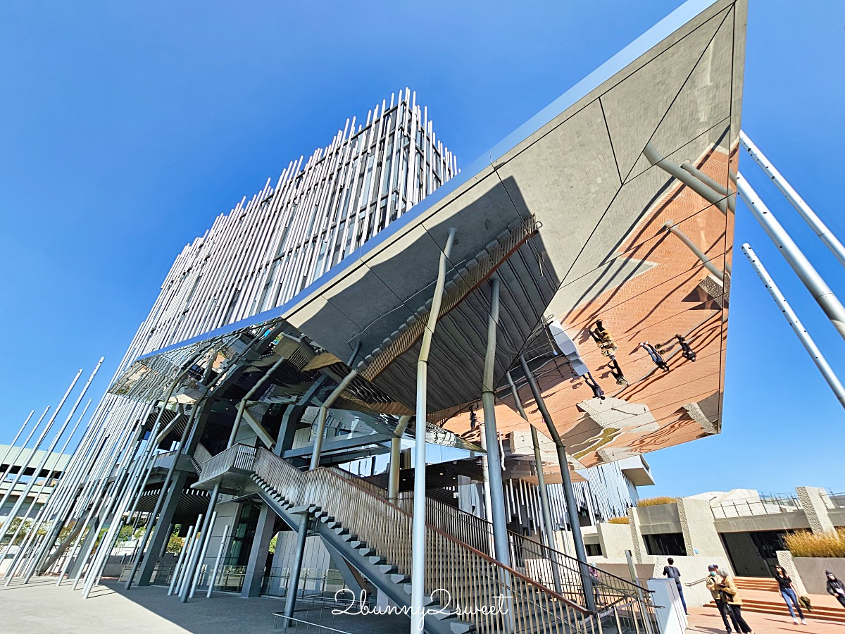 鶯歌景點「新北市美術館」蘆葦叢裡的創意綠建築，外圍園區沙坑、戲水池免費玩 @兔兒毛毛姊妹花