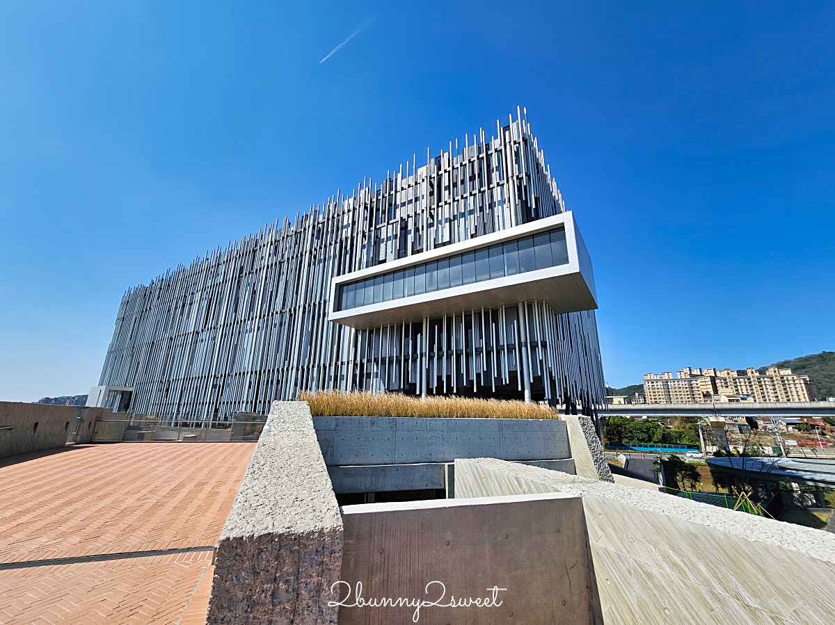 鶯歌景點「新北市美術館」蘆葦叢裡的創意綠建築，外圍園區沙坑、戲水池免費玩 @兔兒毛毛姊妹花
