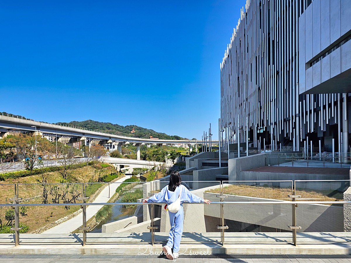 鶯歌景點「新北市美術館」蘆葦叢裡的創意綠建築，外圍園區沙坑、戲水池免費玩 @兔兒毛毛姊妹花