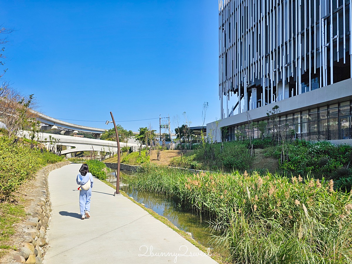 鶯歌景點「新北市美術館」蘆葦叢裡的創意綠建築，外圍園區沙坑、戲水池免費玩 @兔兒毛毛姊妹花