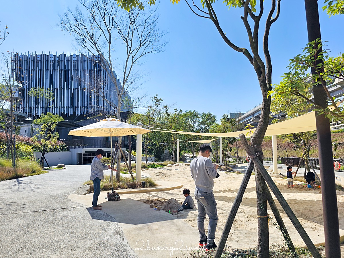 鶯歌景點「新北市美術館」蘆葦叢裡的創意綠建築，外圍園區沙坑、戲水池免費玩 @兔兒毛毛姊妹花