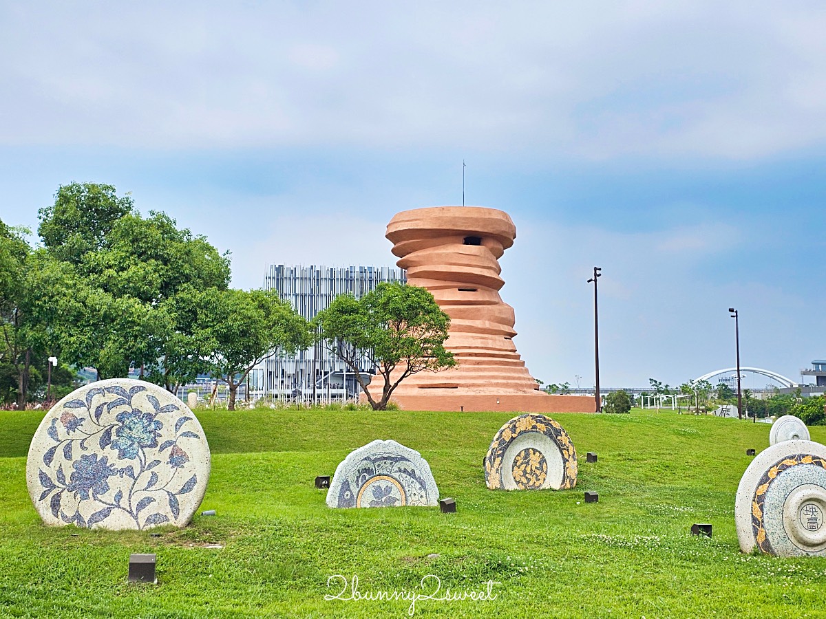 鶯歌景點「新北市美術館」蘆葦叢裡的創意綠建築，外圍園區沙坑、戲水池免費玩 @兔兒毛毛姊妹花