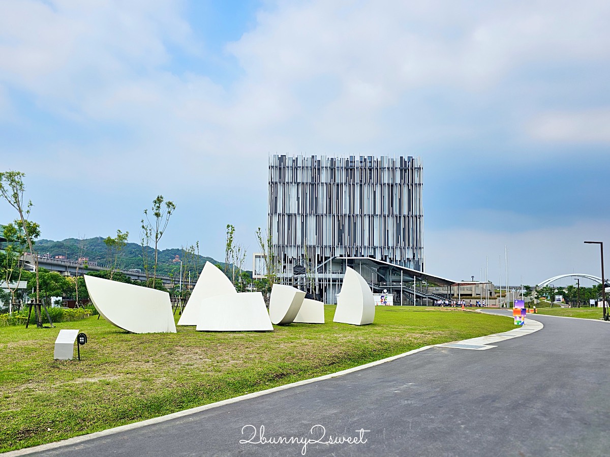 鶯歌景點「新北市美術館」蘆葦叢裡的創意綠建築，外圍園區沙坑、戲水池免費玩 @兔兒毛毛姊妹花