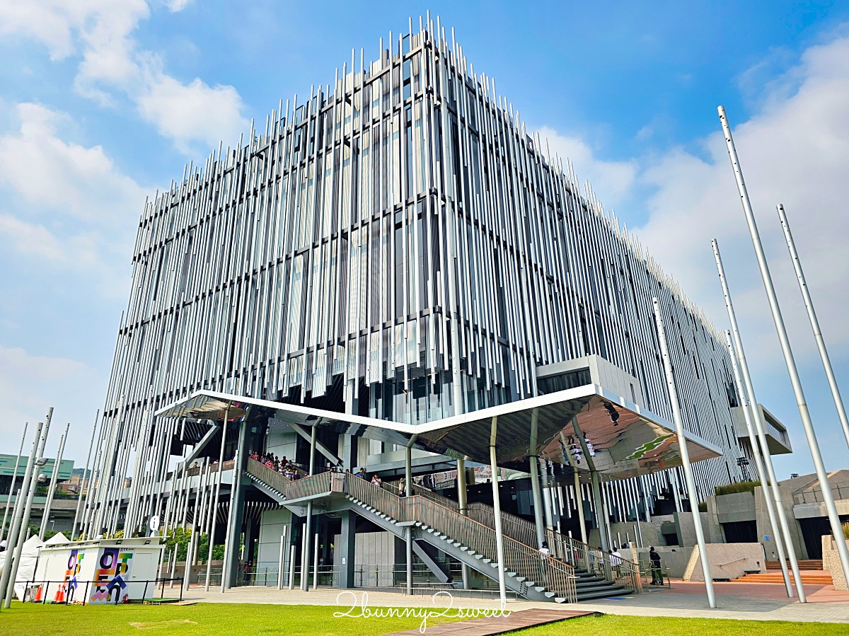 鶯歌景點「新北市美術館」蘆葦叢裡的創意綠建築，外圍園區沙坑、戲水池免費玩 @兔兒毛毛姊妹花