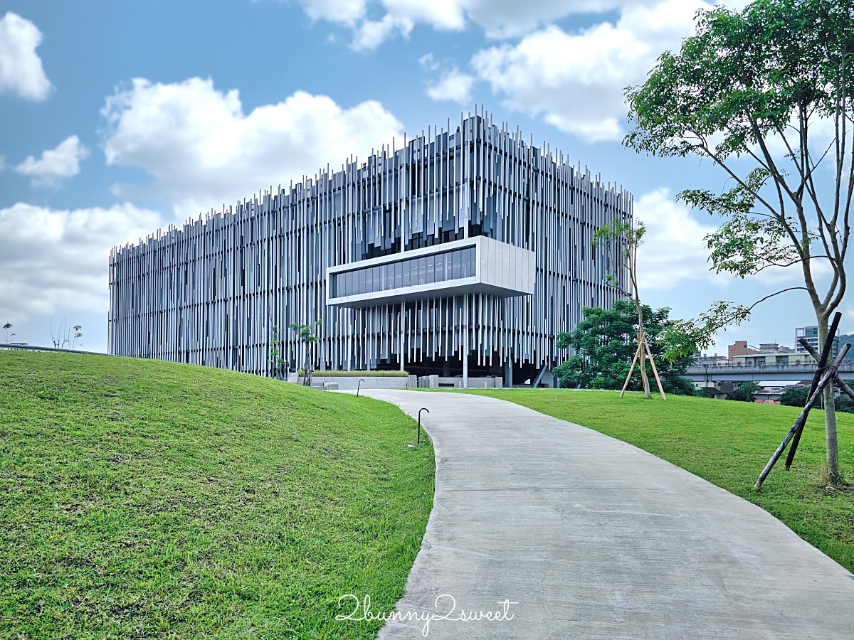 鶯歌景點「新北市美術館」蘆葦叢裡的創意綠建築，外圍園區沙坑、戲水池免費玩 @兔兒毛毛姊妹花