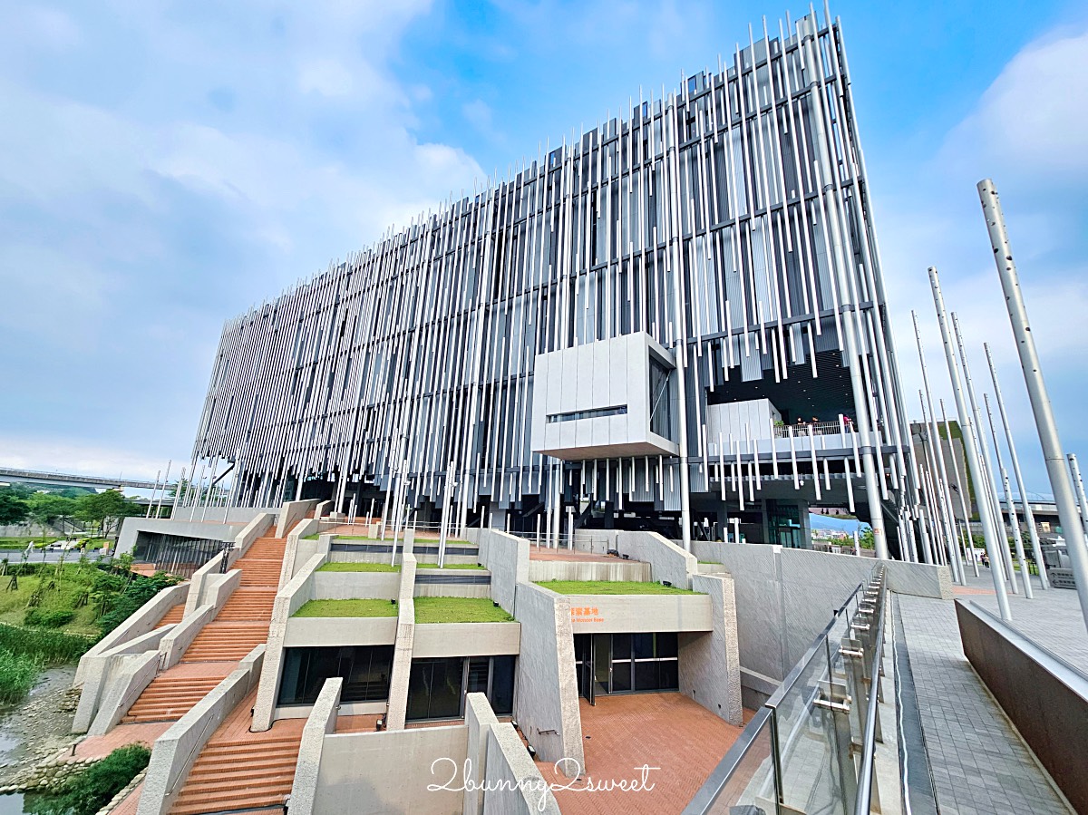 鶯歌景點「新北市美術館」蘆葦叢裡的創意綠建築，外圍園區沙坑、戲水池免費玩 @兔兒毛毛姊妹花