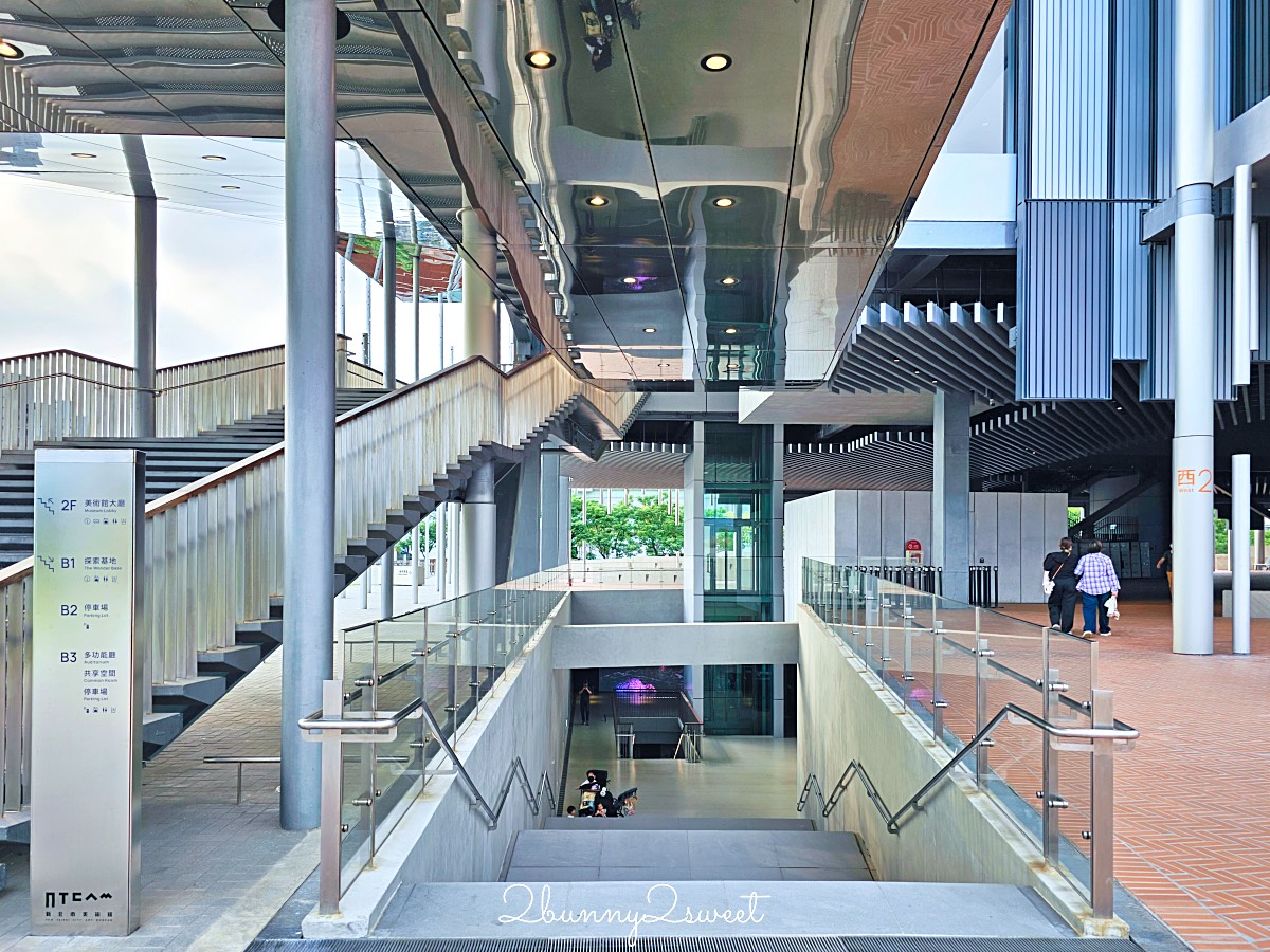 鶯歌景點「新北市美術館」蘆葦叢裡的創意綠建築，外圍園區沙坑、戲水池免費玩 @兔兒毛毛姊妹花