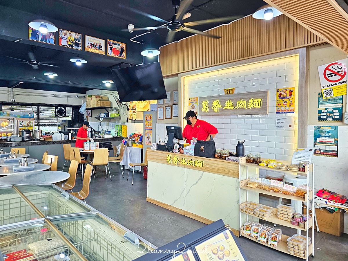 沙巴美食【萬香生肉麵】24小時營業在地美食，豬雜湯+乾撈麵一整套再來個桔子冰超滿足 @兔兒毛毛姊妹花