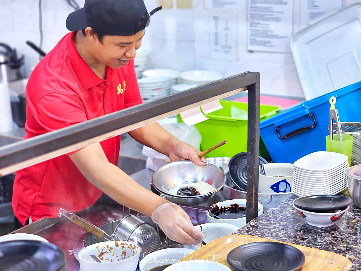 沙巴美食【萬香生肉麵】24小時營業在地美食，豬雜湯+乾撈麵一整套再來個桔子冰超滿足 @兔兒毛毛姊妹花