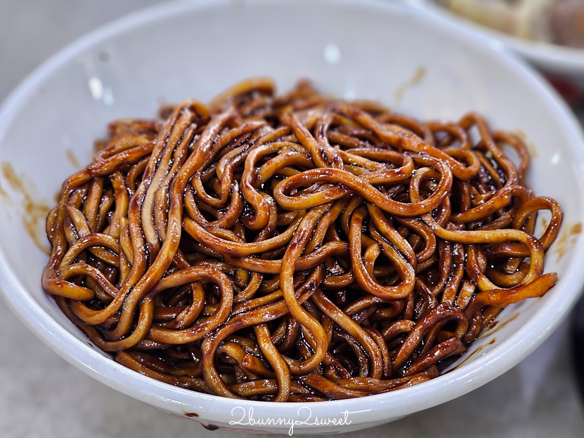 沙巴美食【萬香生肉麵】24小時營業在地美食，豬雜湯+乾撈麵一整套再來個桔子冰超滿足 @兔兒毛毛姊妹花