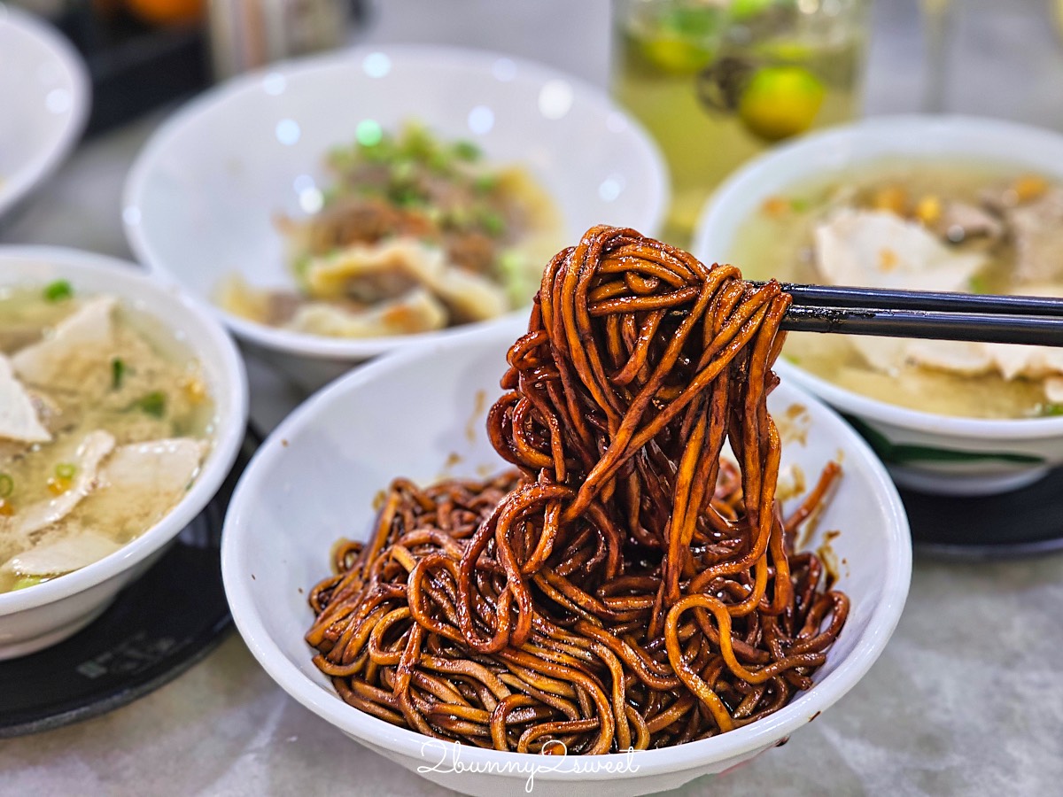 沙巴美食【萬香生肉麵】24小時營業在地美食，豬雜湯+乾撈麵一整套再來個桔子冰超滿足 @兔兒毛毛姊妹花