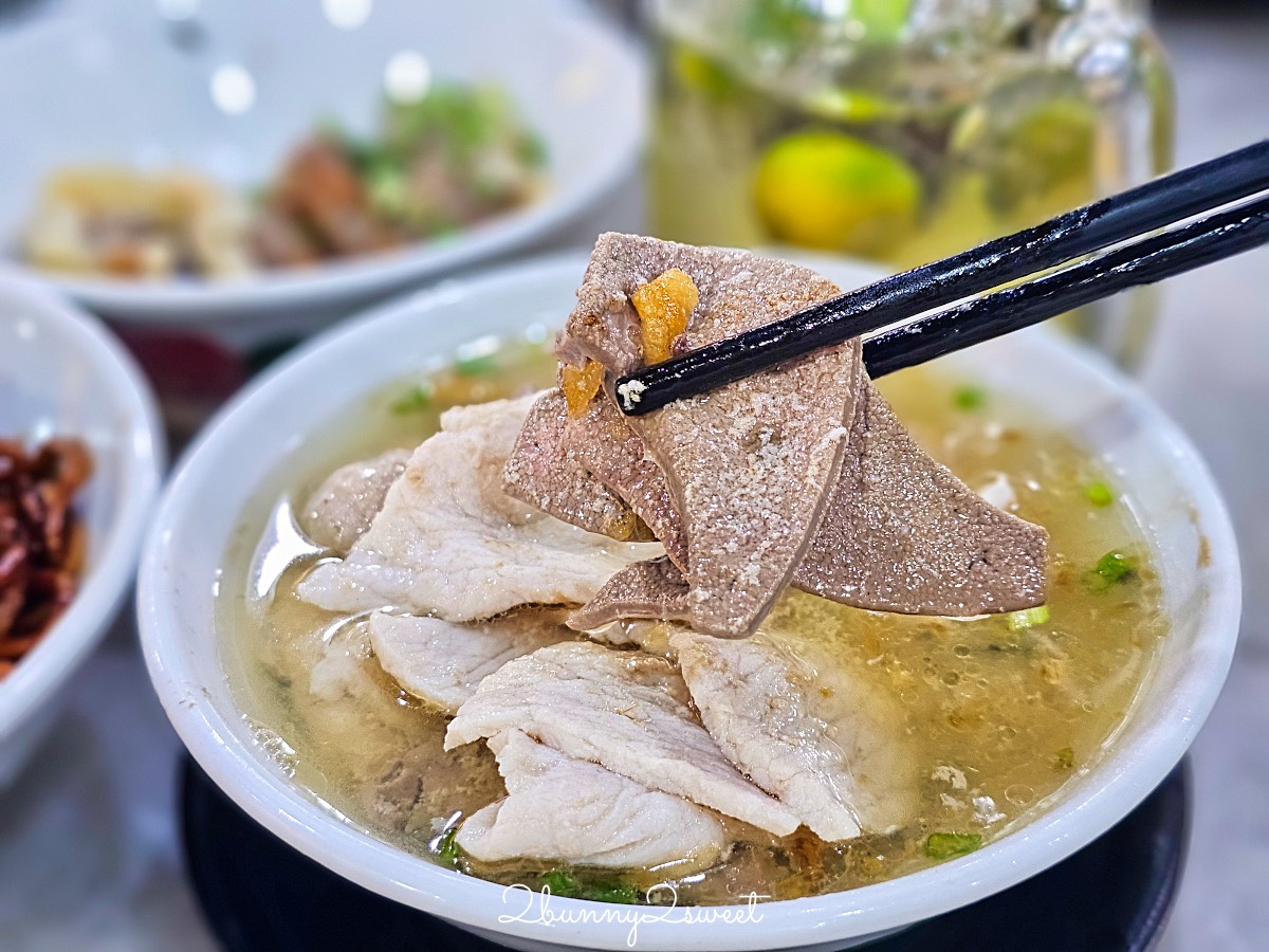 沙巴美食【萬香生肉麵】24小時營業在地美食，豬雜湯+乾撈麵一整套再來個桔子冰超滿足 @兔兒毛毛姊妹花