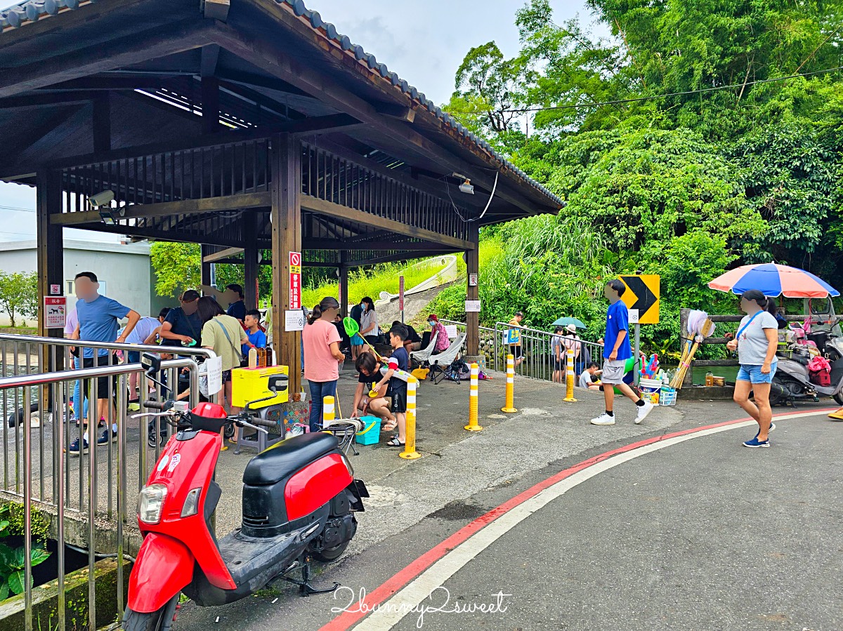 宜蘭玩水景點【螃蟹冒泡】宜蘭員山免費湧泉戲水池，有迷你滑水道、免費淋浴間 @兔兒毛毛姊妹花