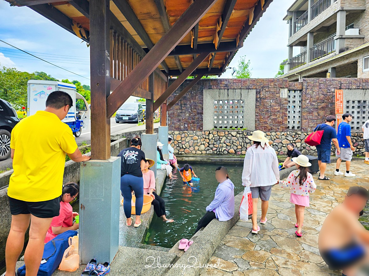 宜蘭玩水景點【螃蟹冒泡】宜蘭員山免費湧泉戲水池，有迷你滑水道、免費淋浴間 @兔兒毛毛姊妹花