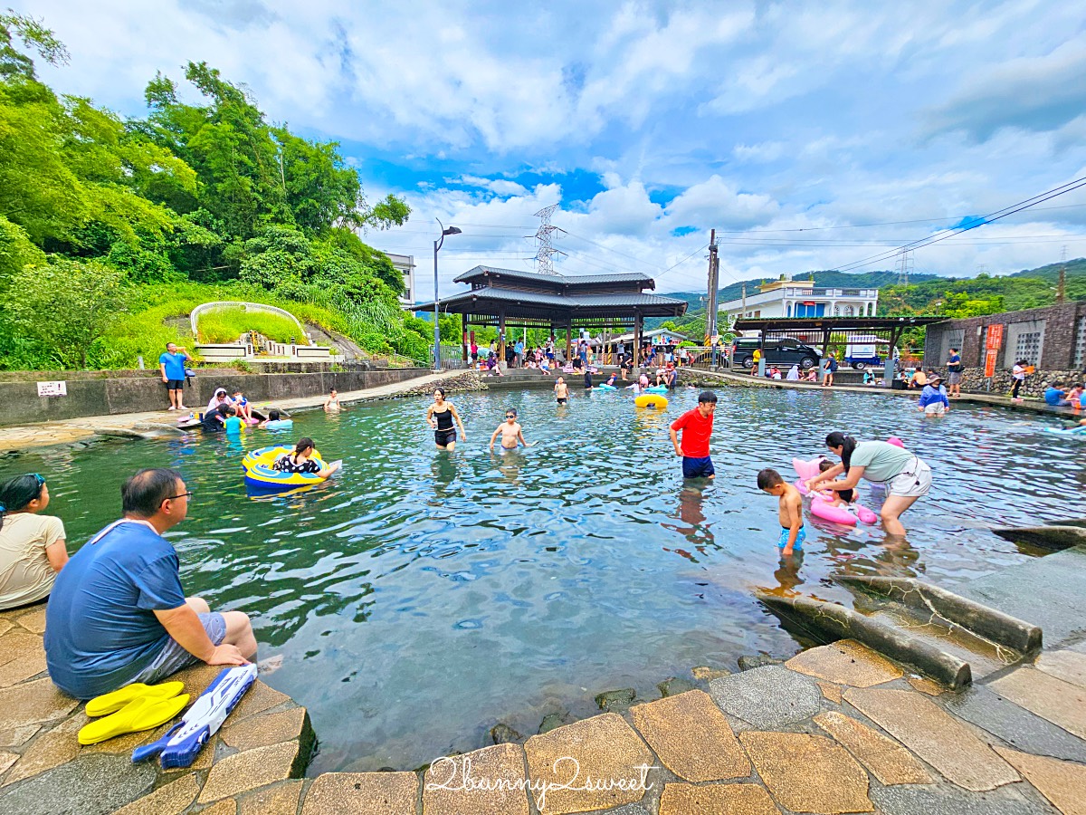 宜蘭玩水景點【螃蟹冒泡】宜蘭員山免費湧泉戲水池，有迷你滑水道、免費淋浴間 @兔兒毛毛姊妹花