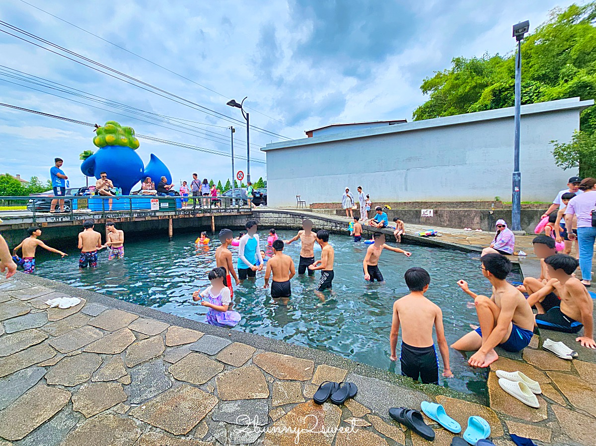 宜蘭玩水景點【螃蟹冒泡】宜蘭員山免費湧泉戲水池，有迷你滑水道、免費淋浴間 @兔兒毛毛姊妹花