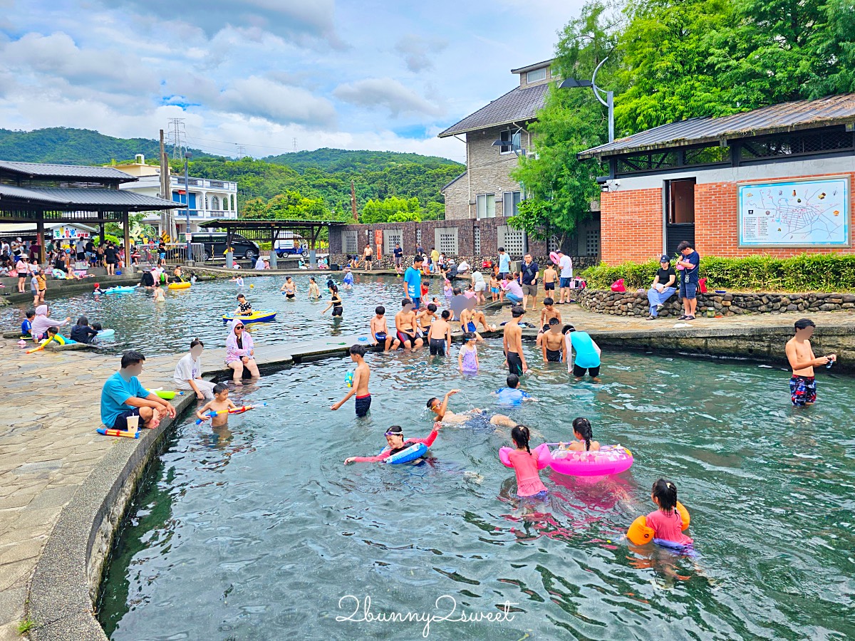 宜蘭玩水景點【螃蟹冒泡】宜蘭員山免費湧泉戲水池，有迷你滑水道、免費淋浴間 @兔兒毛毛姊妹花