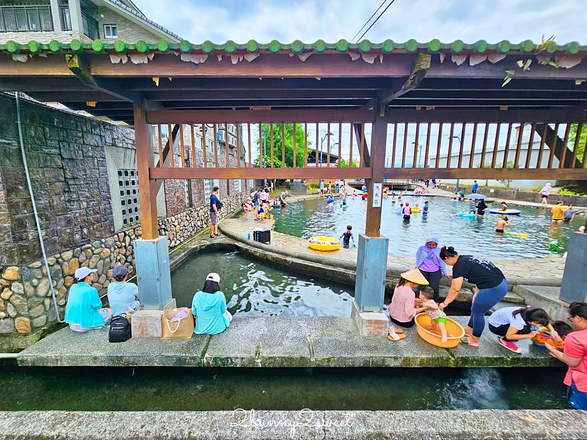 宜蘭玩水景點【螃蟹冒泡】宜蘭員山免費湧泉戲水池，有迷你滑水道、免費淋浴間 @兔兒毛毛姊妹花