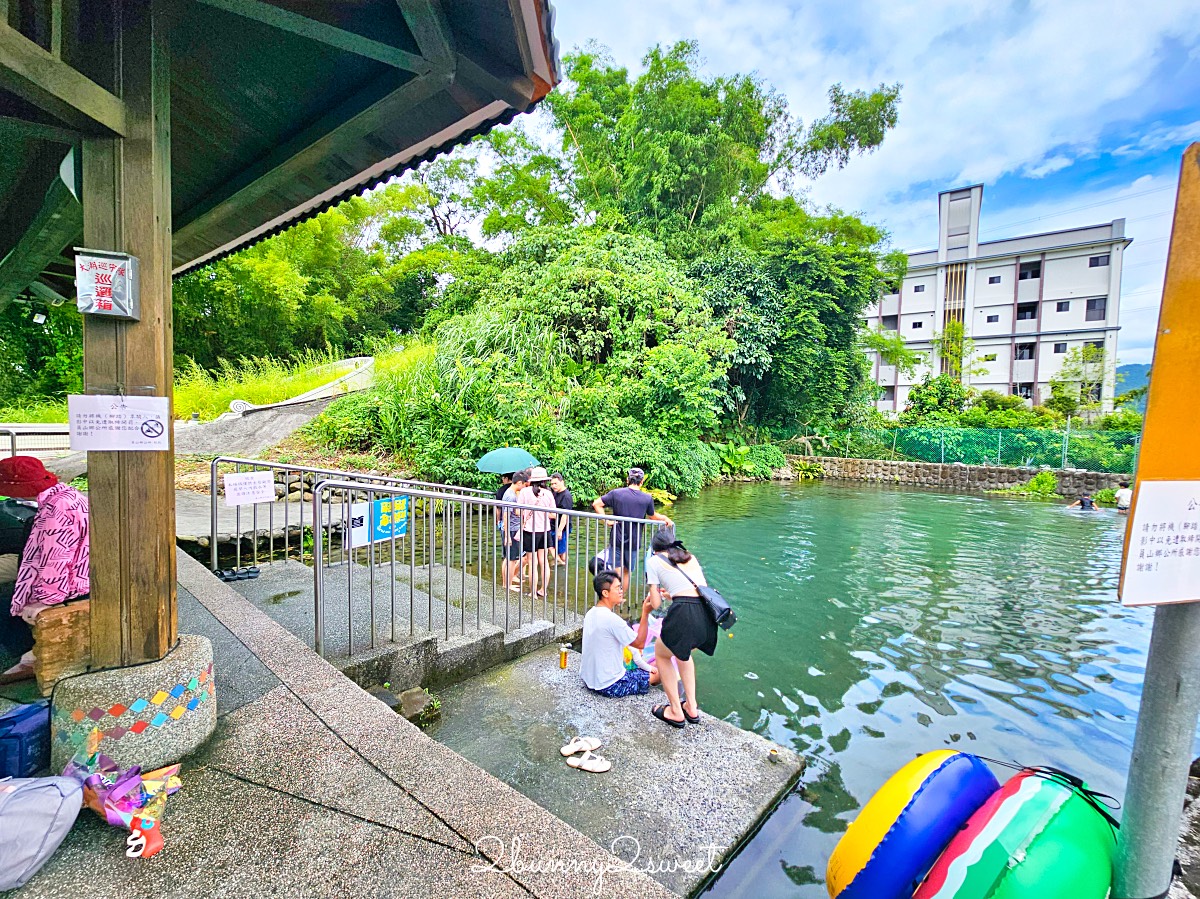 宜蘭玩水景點【螃蟹冒泡】宜蘭員山免費湧泉戲水池，有迷你滑水道、免費淋浴間 @兔兒毛毛姊妹花