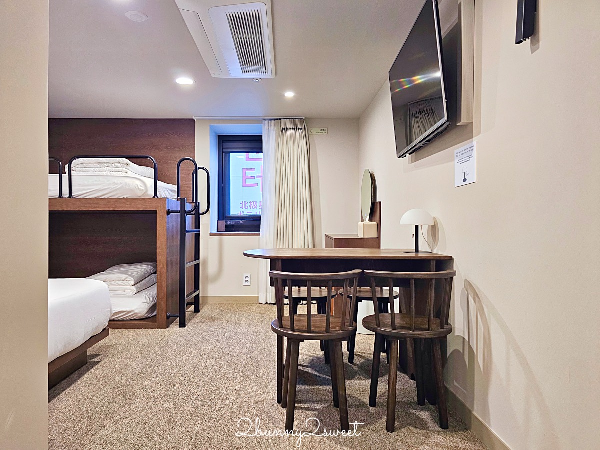 首爾住宿【明洞莊飯店 Hotel Myeongdongjang】下樓就是明洞商圈/大空間四人房/房內飲水機/免費咖啡暢飲 @兔兒毛毛姊妹花