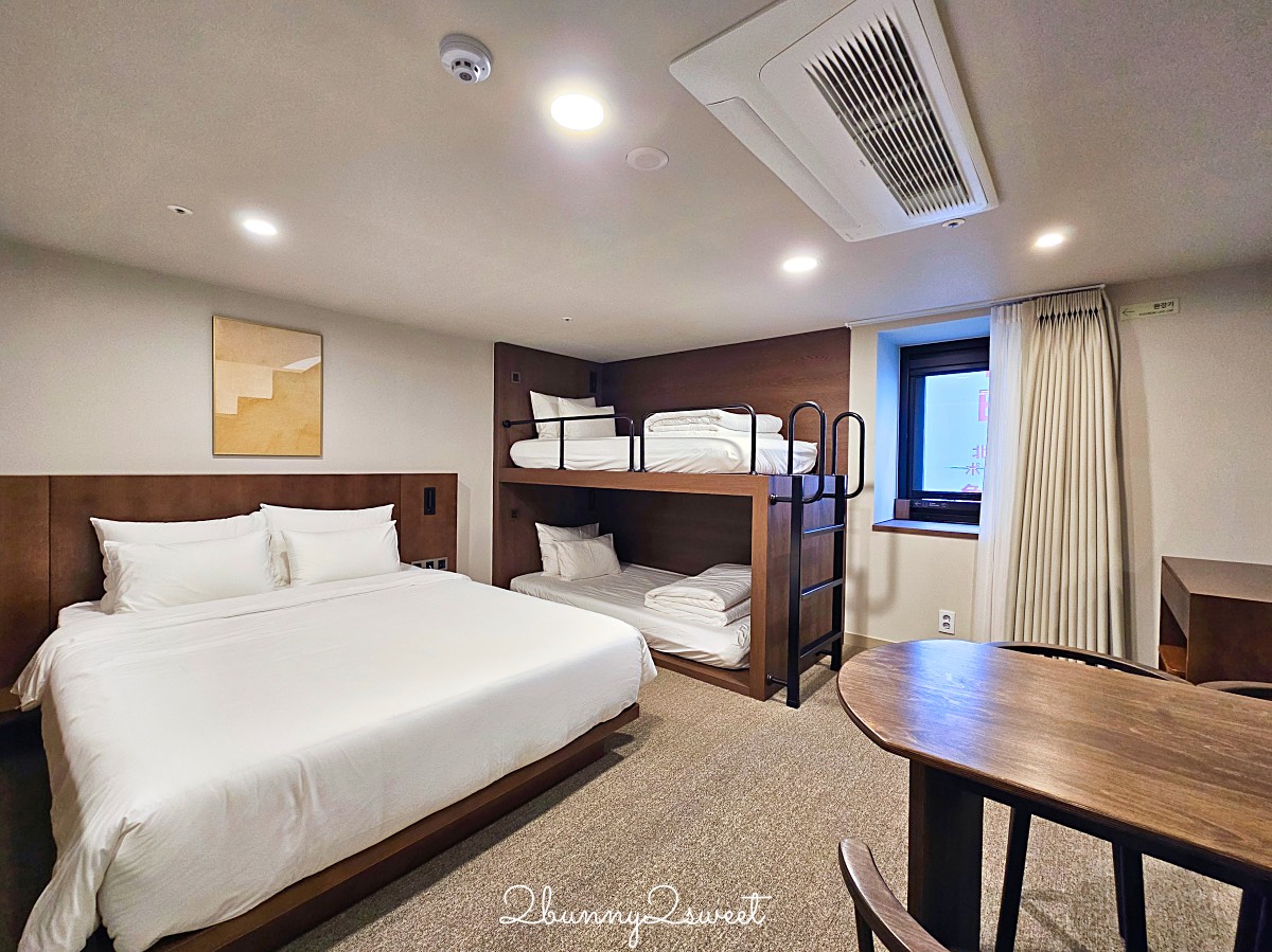 首爾住宿【明洞莊飯店 Hotel Myeongdongjang】下樓就是明洞商圈/大空間四人房/房內飲水機/免費咖啡暢飲 @兔兒毛毛姊妹花