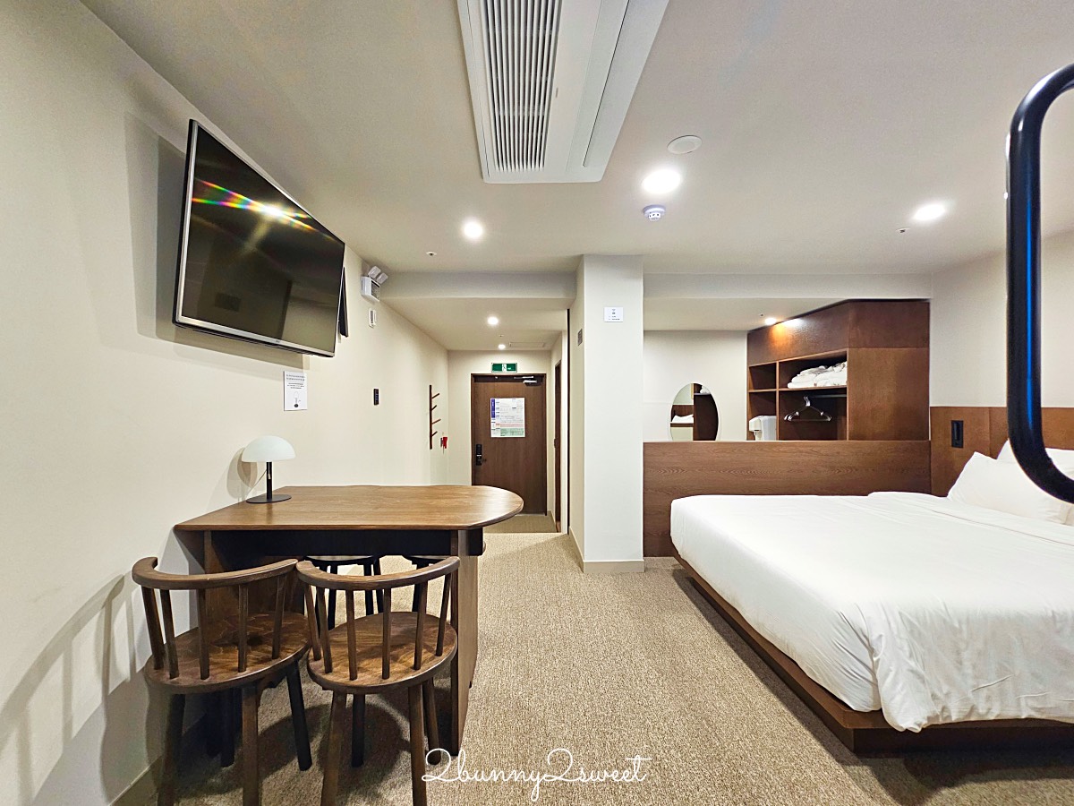 首爾住宿【明洞莊飯店 Hotel Myeongdongjang】下樓就是明洞商圈/大空間四人房/房內飲水機/免費咖啡暢飲 @兔兒毛毛姊妹花