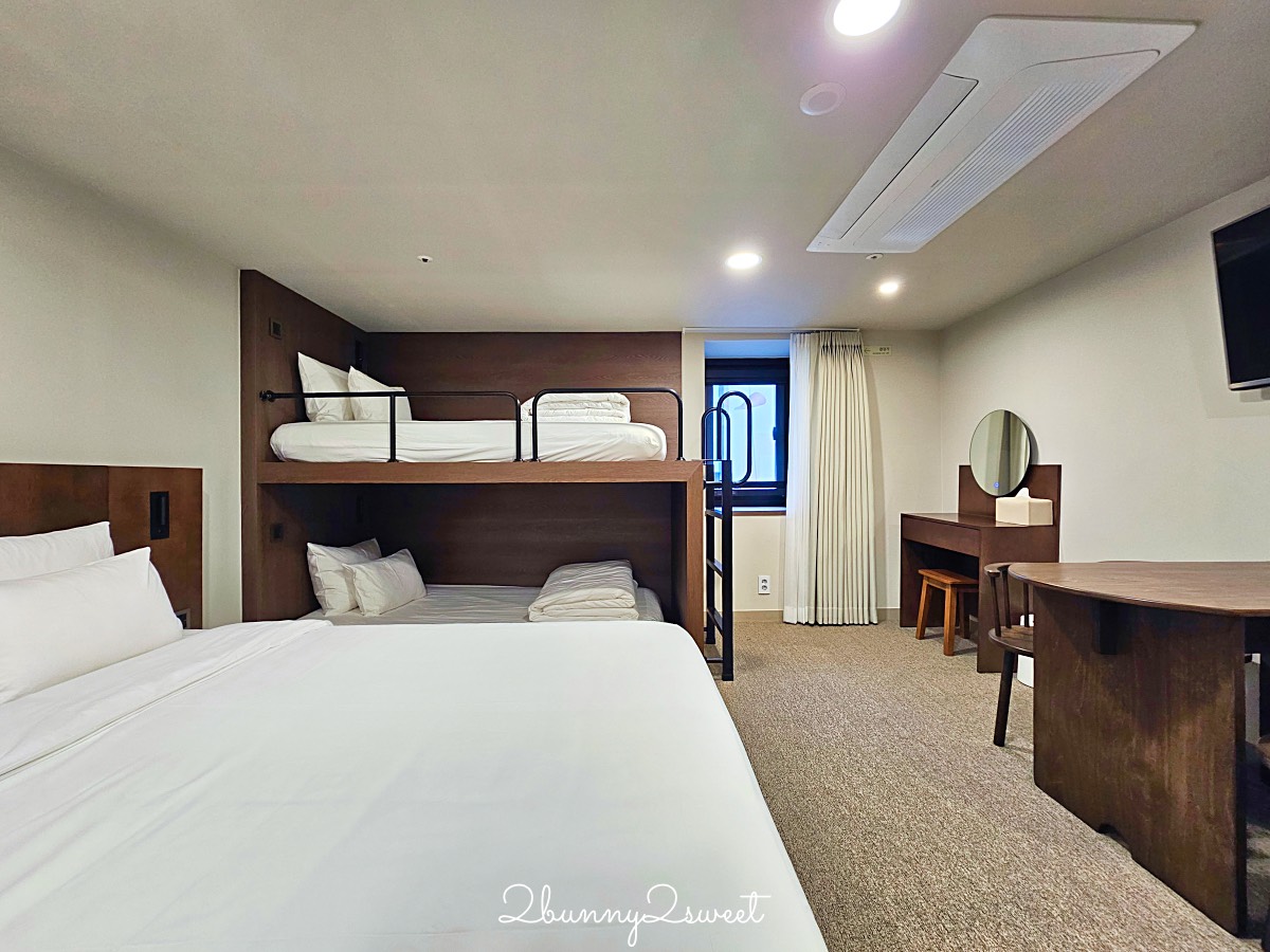 首爾住宿【明洞莊飯店 Hotel Myeongdongjang】下樓就是明洞商圈/大空間四人房/房內飲水機/免費咖啡暢飲 @兔兒毛毛姊妹花