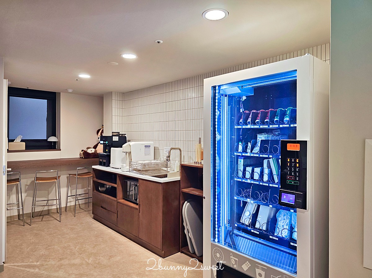 首爾住宿【明洞莊飯店 Hotel Myeongdongjang】下樓就是明洞商圈/大空間四人房/房內飲水機/免費咖啡暢飲 @兔兒毛毛姊妹花