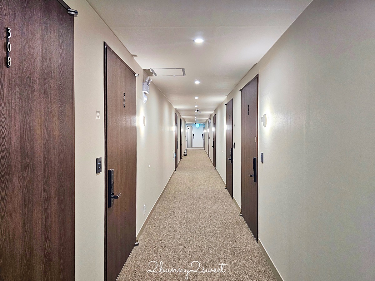首爾住宿【明洞莊飯店 Hotel Myeongdongjang】下樓就是明洞商圈/大空間四人房/房內飲水機/免費咖啡暢飲 @兔兒毛毛姊妹花