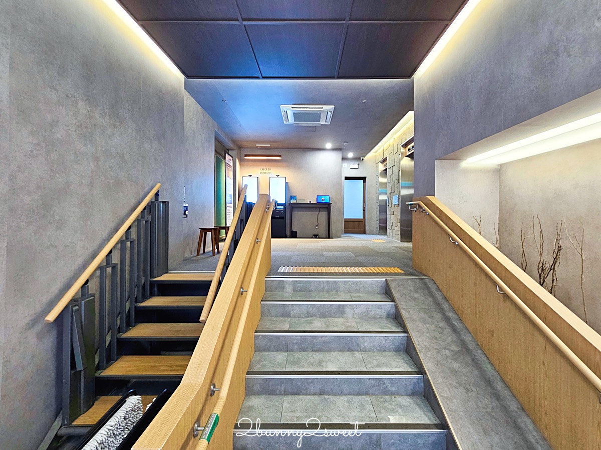 首爾住宿【明洞莊飯店 Hotel Myeongdongjang】下樓就是明洞商圈/大空間四人房/房內飲水機/免費咖啡暢飲 @兔兒毛毛姊妹花
