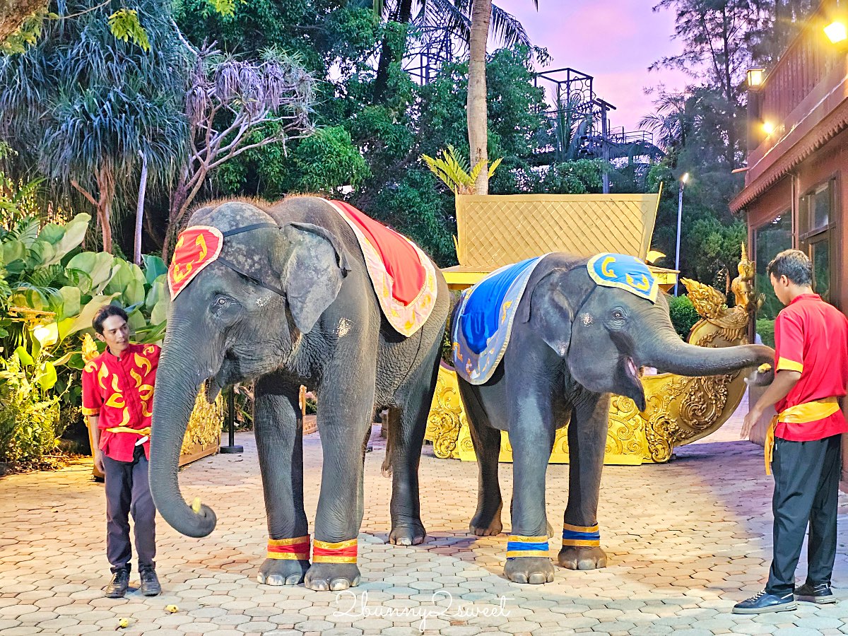 普吉島景點推薦｜Phuket FantaSea 普吉幻多奇：看秀吃Buffet、拍泰服、抱老虎的夜間樂園 @兔兒毛毛姊妹花