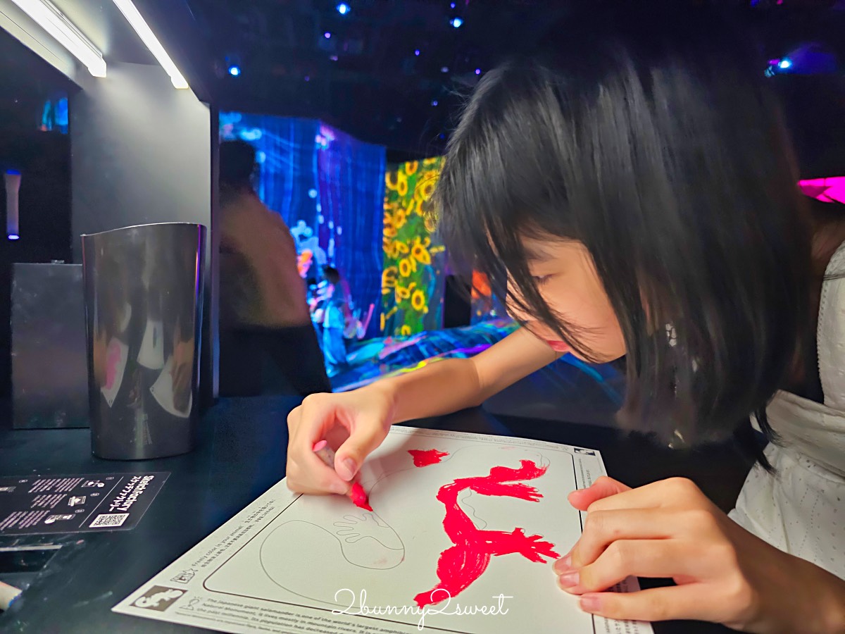 【沖繩 teamLab 未來園】沉浸式光影藝術親子樂園、雨天也能玩的室內景點 @兔兒毛毛姊妹花