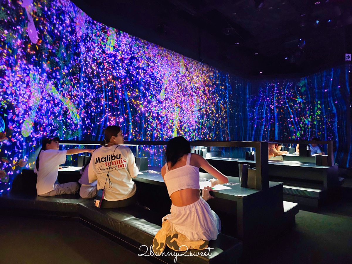 【沖繩 teamLab 未來園】沉浸式光影藝術親子樂園、雨天也能玩的室內景點 @兔兒毛毛姊妹花
