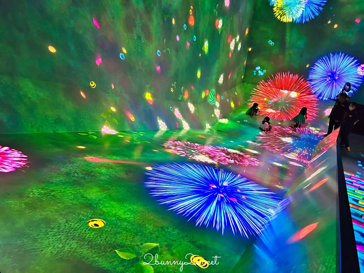 【沖繩 teamLab 未來園】沉浸式光影藝術親子樂園、雨天也能玩的室內景點 @兔兒毛毛姊妹花