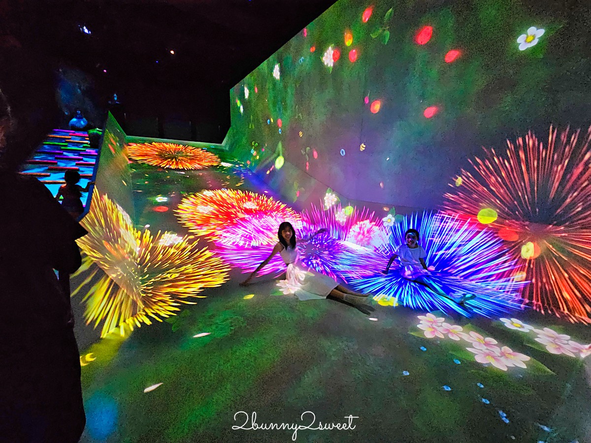 【沖繩 teamLab 未來園】沉浸式光影藝術親子樂園、雨天也能玩的室內景點 @兔兒毛毛姊妹花