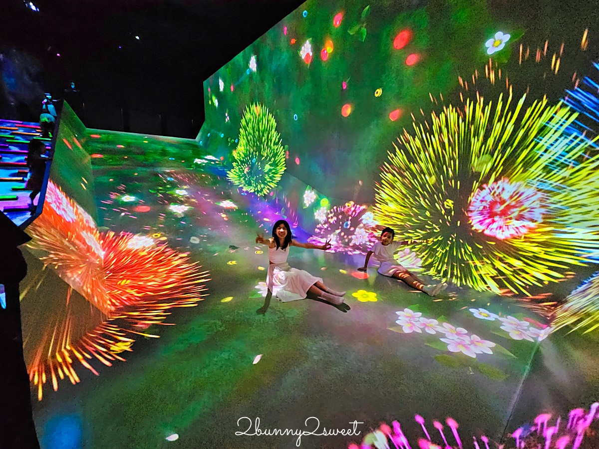 【沖繩 teamLab 未來園】沉浸式光影藝術親子樂園、雨天也能玩的室內景點 @兔兒毛毛姊妹花