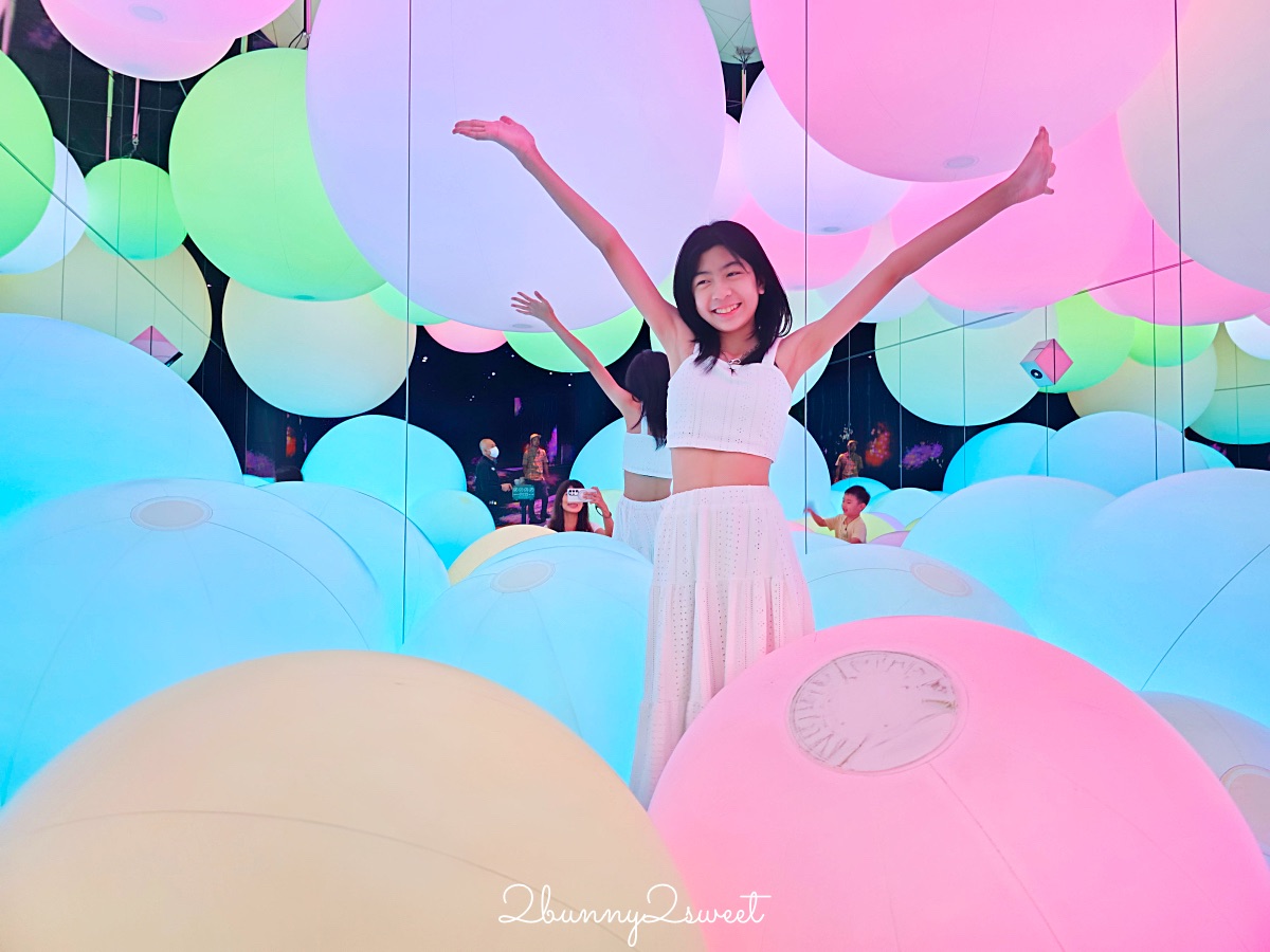 【沖繩 teamLab 未來園】沉浸式光影藝術親子樂園、雨天也能玩的室內景點 @兔兒毛毛姊妹花