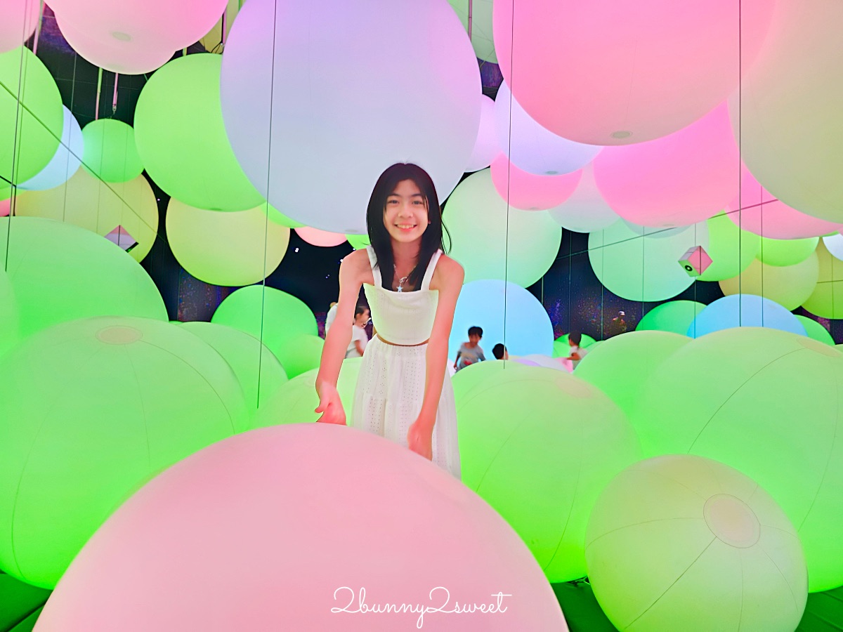 【沖繩 teamLab 未來園】沉浸式光影藝術親子樂園、雨天也能玩的室內景點 @兔兒毛毛姊妹花