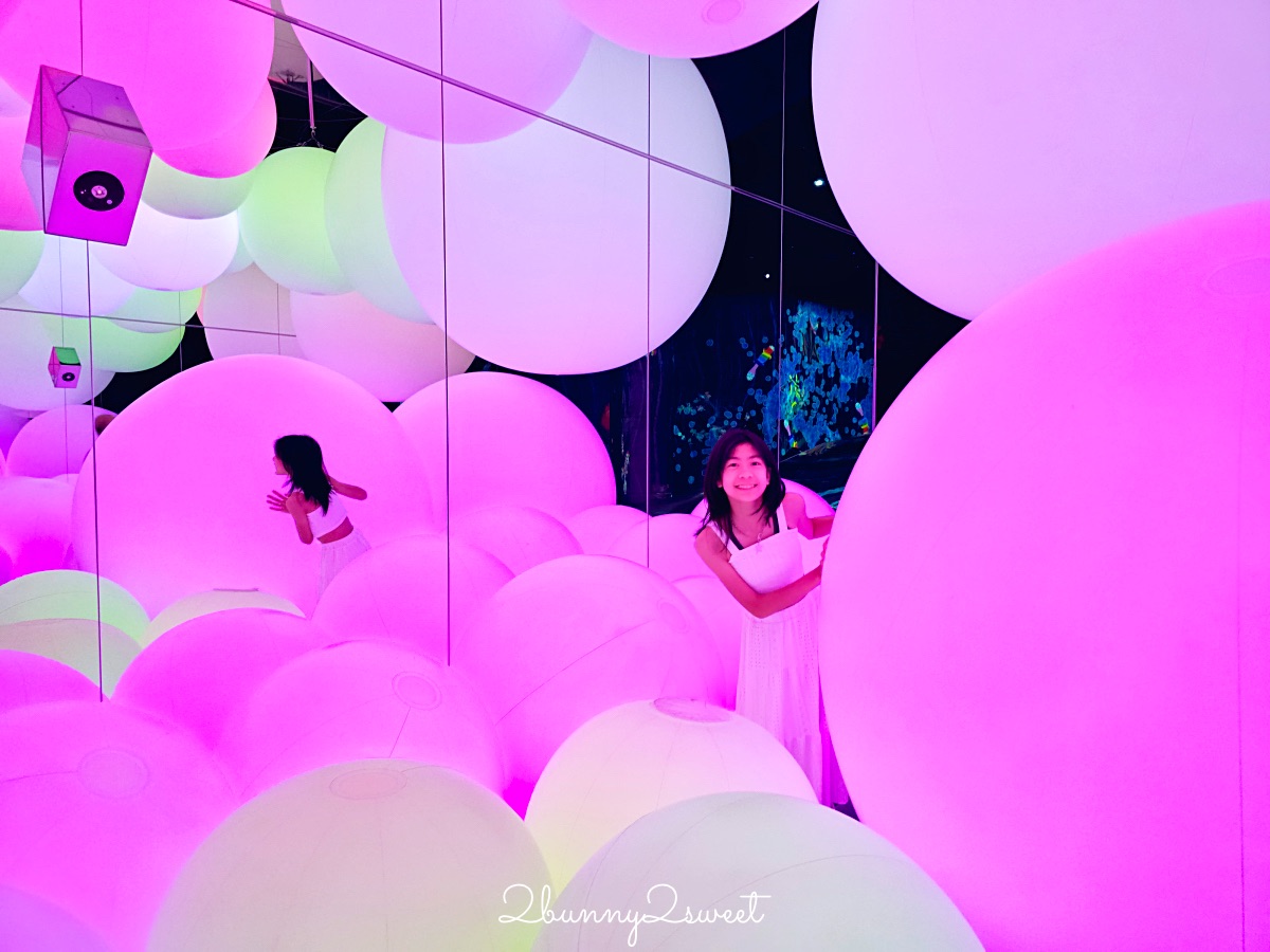 【沖繩 teamLab 未來園】沉浸式光影藝術親子樂園、雨天也能玩的室內景點 @兔兒毛毛姊妹花