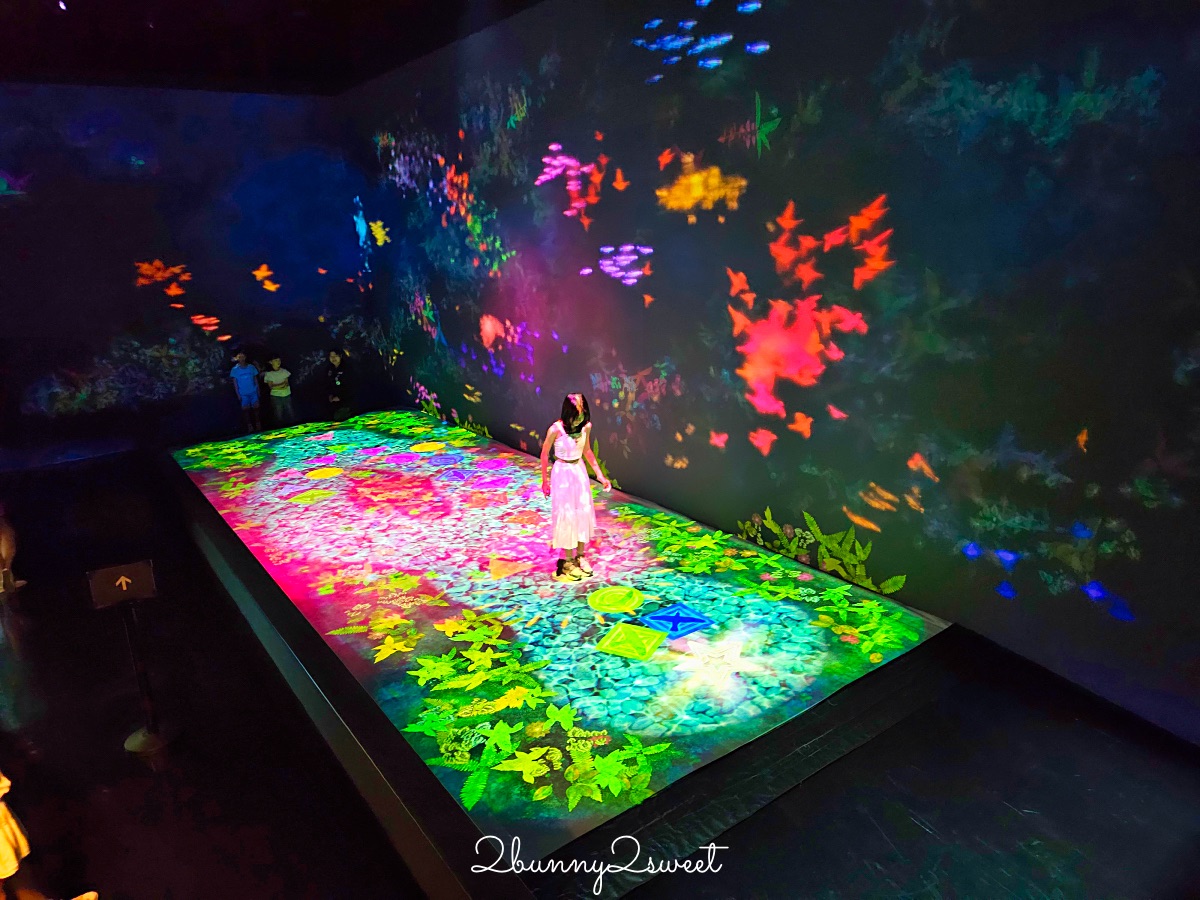 【沖繩 teamLab 未來園】沉浸式光影藝術親子樂園、雨天也能玩的室內景點 @兔兒毛毛姊妹花