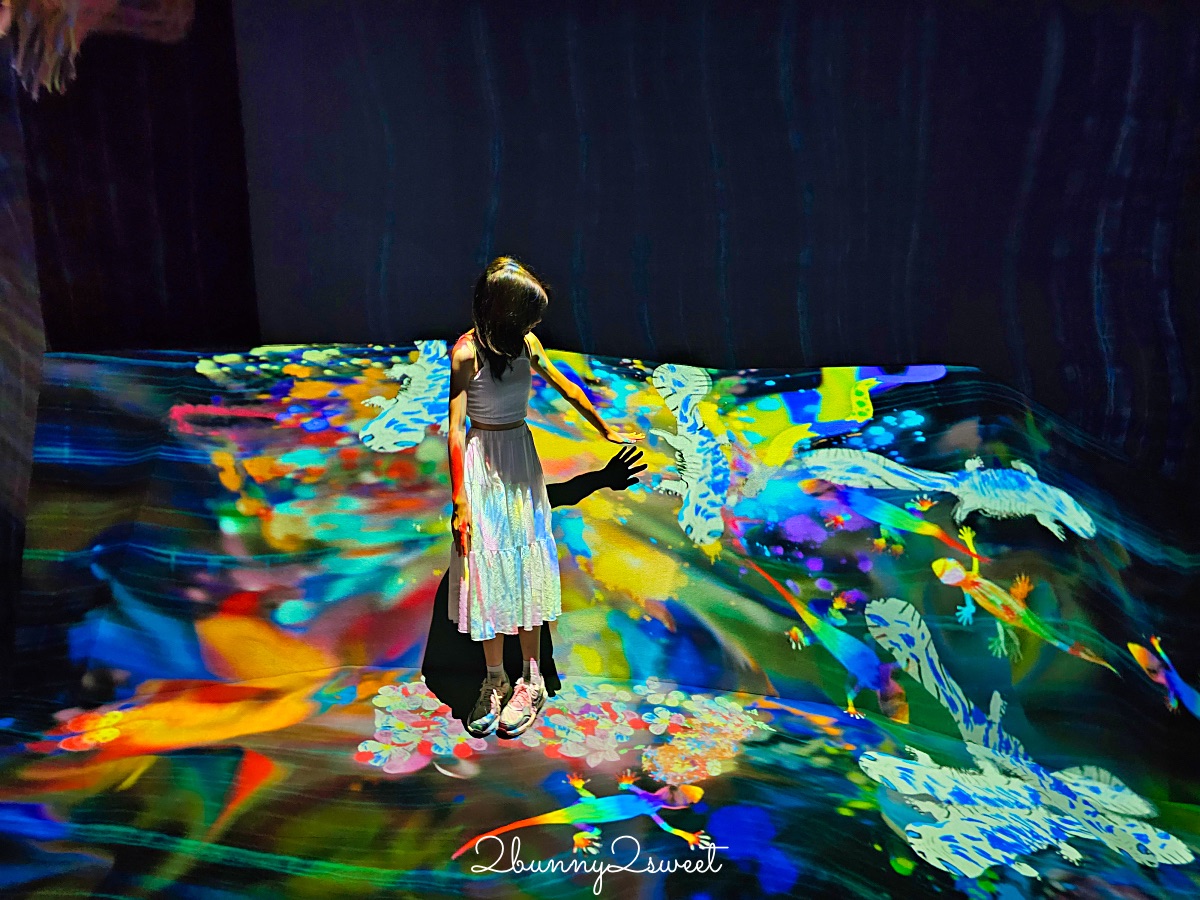 【沖繩 teamLab 未來園】沉浸式光影藝術親子樂園、雨天也能玩的室內景點 @兔兒毛毛姊妹花