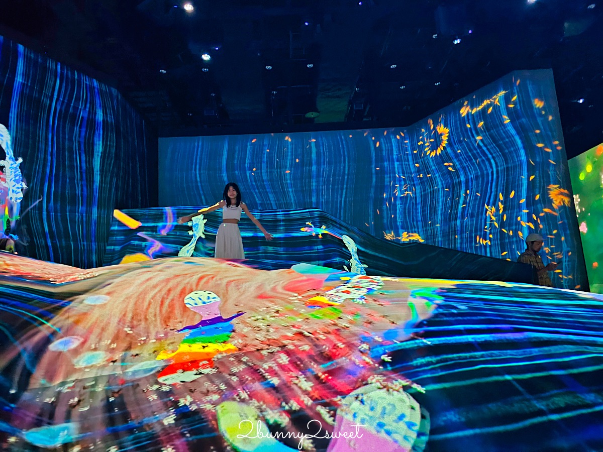 【沖繩 teamLab 未來園】沉浸式光影藝術親子樂園、雨天也能玩的室內景點 @兔兒毛毛姊妹花